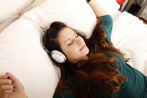Musik hören auf dem Bett